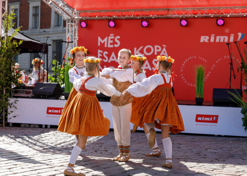 FOTO: ar dančiem un dziesmām atklātas Dziesmu un deju svētku vēstniecības visā Latvijā