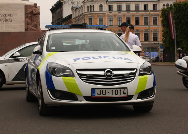 Kad ielās parādīsies policijas mašīnas ar jauno identitāti, un kad autoparku nomainīs pilnībā? Skaidro likumsargi