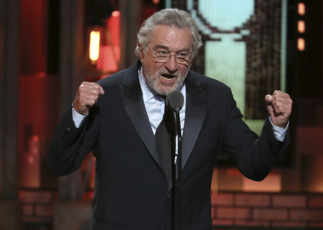 Roberts de Niro no skatuves nolamā ASV prezidentu: "Ej d...t, Tramp!"