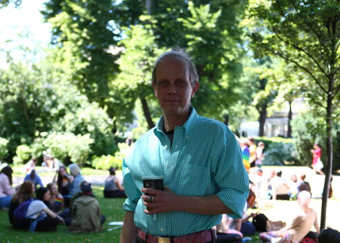 Pēc Baltijas praida gājiena Kārlis Vērmanes dārza parkā iestiprinājās ar vēsu aliņu: „Arī laikapstākļi šim pasākumam nevarētu būt labāki.”