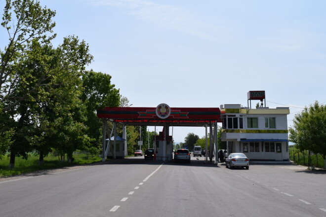 Moldovas–Piedņestras Moldāvu Republikas robeža. Jau no pirmā mirkļa visur sirpji, āmuri un cita padomju simbolika. Pati valsts gan necik nav komunistiska, visur mežonīgs kapitālisms deviņdesmito gadu stilā.