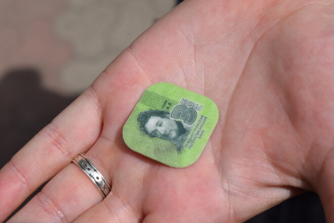 1 rublis –dzeltens aplītis, 3 rubļi – zaļš kvadrātiņš, 5 rubļi – zils piecstūrītis, 10 rubļi – sarkans sešstūrītis. Ar tādu naudiņu pa ceļam uz veikalu var bērnam matemātiku iemācīt vismaz 2. klases līmenī.