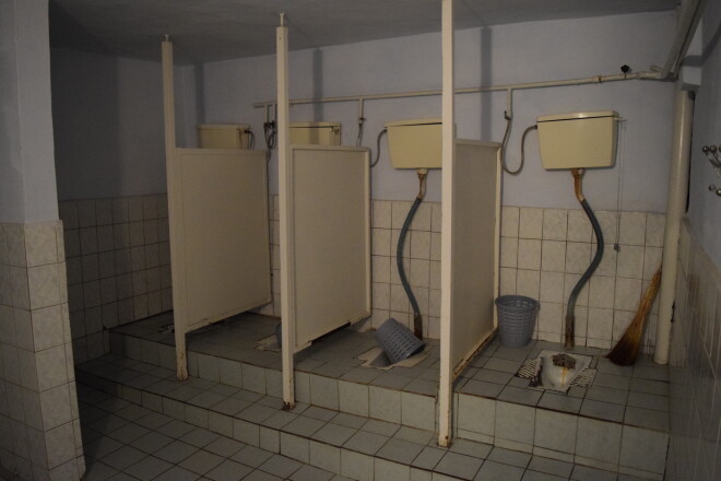 Tualete Ribņicas skaistākajā un sakoptākajā parkā. Forši, ja tādu var apskatīties kā tūrisma objektu, bet ļoti, ļoti bēdīgi, ja tas ir tualešu standarts. Viss spēcīgi ož pēc hlora, ja kas.