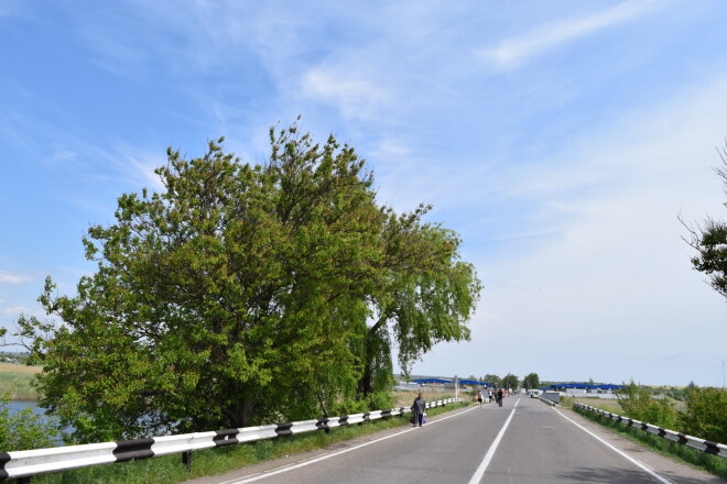 No Man's Land starp Piedņestru/Moldovu un Ukrainu. Vietējās valūtas kursa mākslīgā uzturēšana padarījusi pirktspēju tik niecīgu, ka daži vietējie labprātāk dodas desmit un vairāk kilometru līdz tuvākajai Ukrainas bodei, nekā tērē savus rublīšus tepat Piedņestrā.