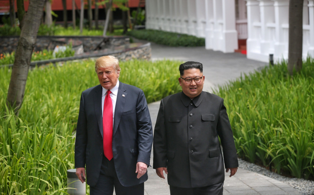 Tramps un Kims samitā paraksta 