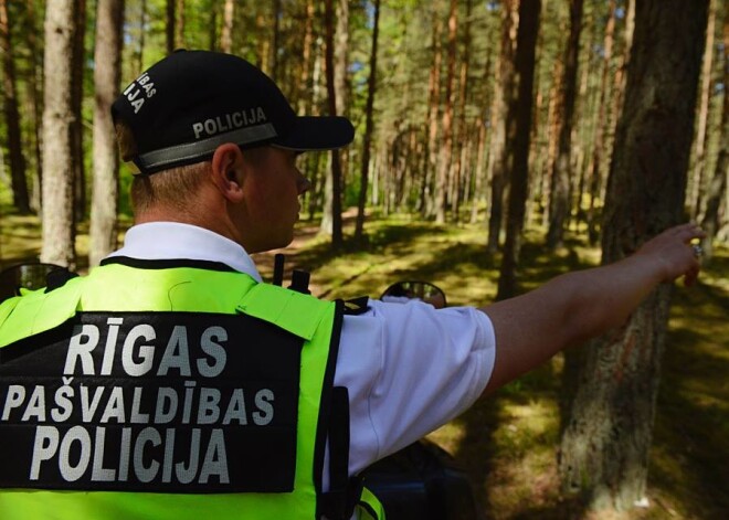 VIDEO: policija vairākus jauniešus pieķer pārkāpuma brīdī; atrasta klade, iespējams, palīdzēs atklāt vēl citus nodarījumus