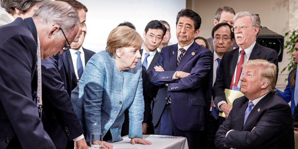 "Man ir labas attiecības ar Merkeli" - Tramps beidzot komentē zīmīgo foto, kurā viņš redzams "atsēdināts"