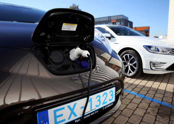 Elektroauto uzlāde maksās 15 centus minūtē, lēmusi valdība