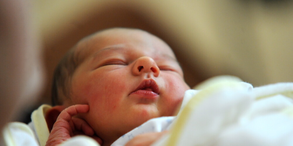 Turpmāk par tikko dzimušu mazuli reģistrā iekļaus daudz vairāk informācijas - un datus glabās līdz bērna 18 gadiem