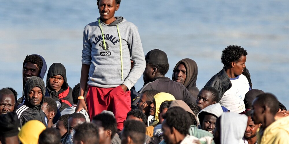 FOTO: Itālijā ienācis kuģis ar vairāk nekā 900 migrantiem uz tā