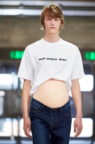 A model presents a creation by Chinese designer Xander Zhou on the third day of the Spring/Summer 2019 London Fashion Week Men's fashion event in London on June 10, 2018. / AFP PHOTO / NIKLAS HALLE'N