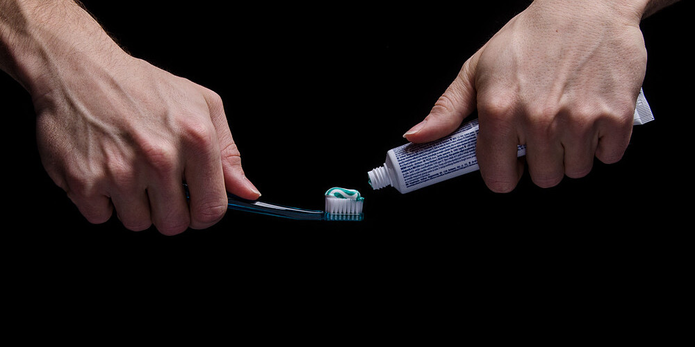 No omīšu padomiem: lietas, ko mājās var notīrīt ar zobu pastu
