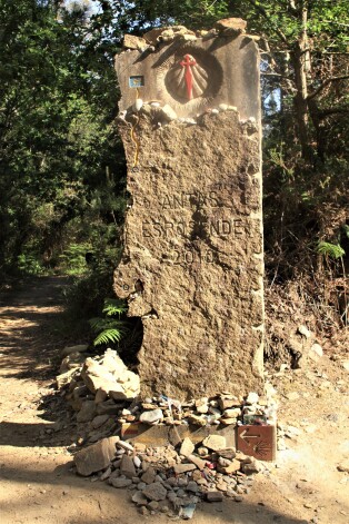 Ceļotāji tradicionāli noliek akmentiņu, ko nesuši līdzi, sakoncentrējot tajā domas, no kā vēlas atbrīvoties.