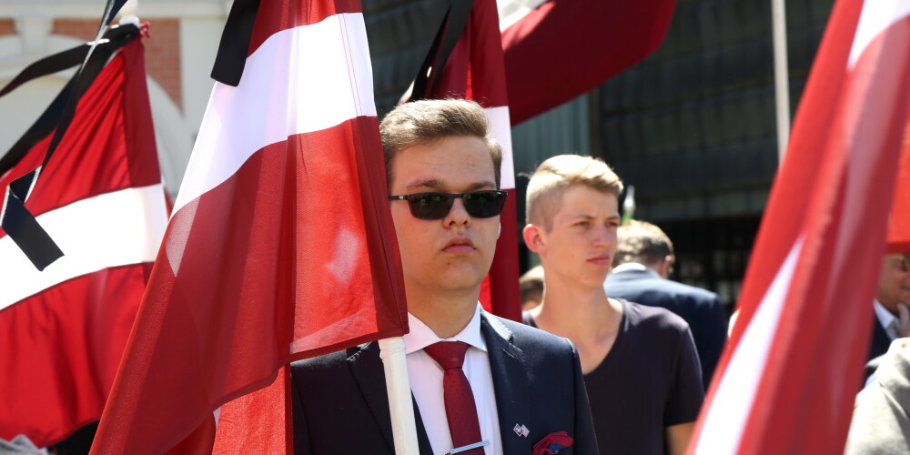 FOTO: Rīgā piemin komunistiskā genocīda upurus - pirms 77 gadiem no Latvijas deportēja tūkstošiem cilvēku