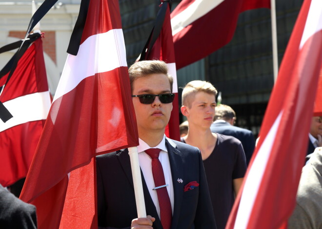 FOTO: Rīgā piemin komunistiskā genocīda upurus - pirms 77 gadiem no Latvijas deportēja tūkstošiem cilvēku