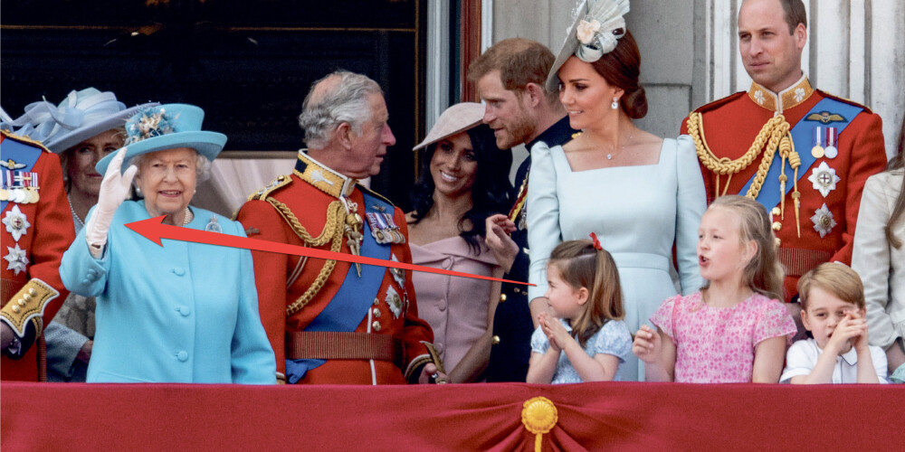 Aug nākamā karaliene! Princese Šarlote nolūkojas, kā Elizabete II māj ar roku tautai, un atkārto karalisko mājienu