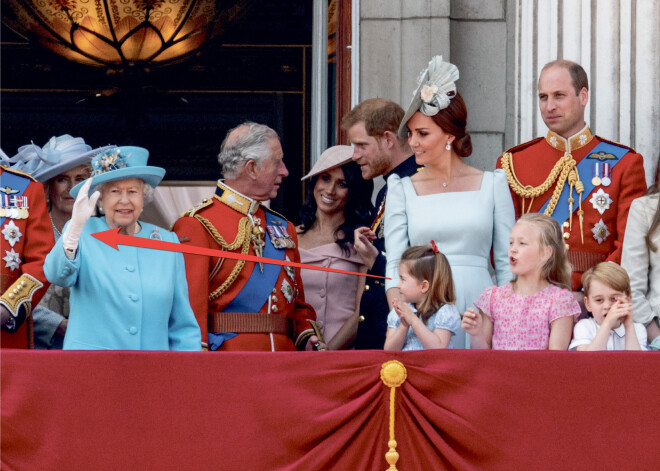 Aug nākamā karaliene! Princese Šarlote nolūkojas, kā Elizabete II māj ar roku tautai, un atkārto karalisko mājienu