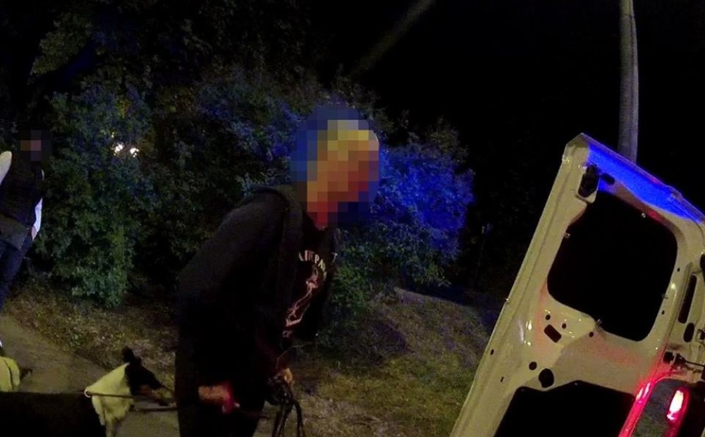 Somijas pilsones pastaiga pa Vērmanes dārzu beidzas ar asarām un policistu iejaukšanos