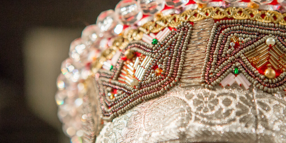 Вселатвийский праздник песни и танца (латыш. Vispārējie latviešu Dziesmu un Deju svētki) — традиционное культурное мероприятие в Латвии, фестиваль народных хоров, коллективов народного танца, оркестров и этнографических групп.Праздник проводится по закону каждые пять лет в Риге, всего с 1873 года праздник проводился 26 раз. В фестивале участвуют около 30 000 человек — хоры, танцевальные коллективы, духовые оркестры, фольклорные группы, этнографические ансамбли из Латвии и других стран.В рамках мероприятия также определяются лучшие исполнители, награждаются лауреаты фестиваля.Праздник песни включён в Культурный канон Латвии.