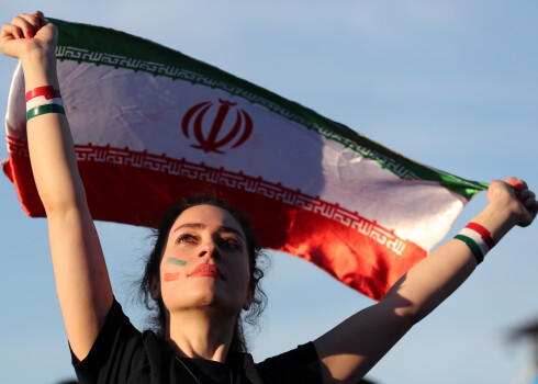 Irāna sensacionāli uzvar Maroku, kuras spēlētājs mača izskaņā iesit bumbu savos vārtos