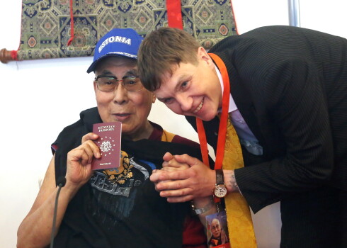 Viņa Svētība Dalailama piedalās preses konferencē pirms pirmās mācību dienas sākuma "Skonto" hallē.