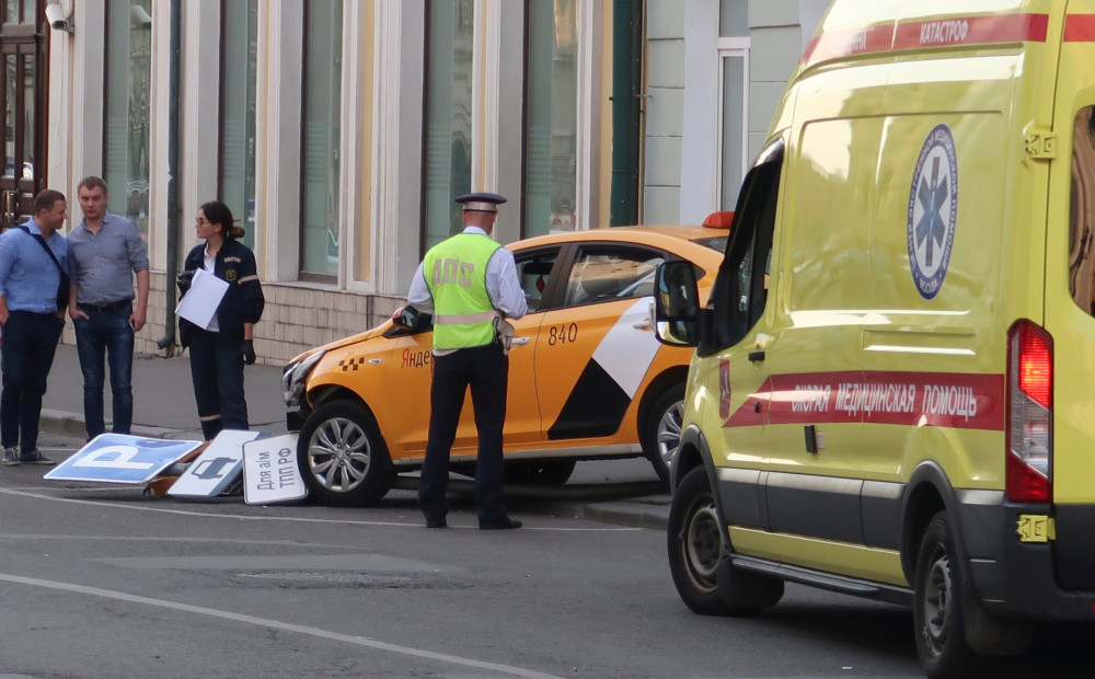 Foto un video: taksometra vadītājs Maskavā iebrauc cilvēku pūlī, ievainojot 6 futbola fanus