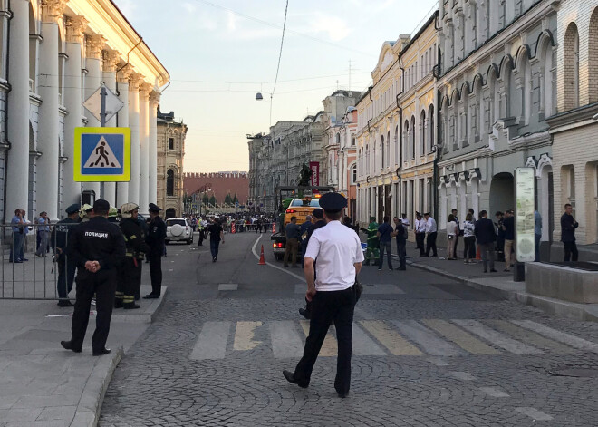 Taksometrs Maskavā ietriecas futbola līdzjutējos.