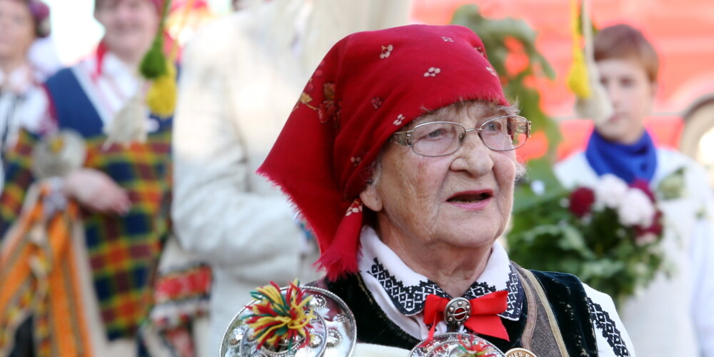 Foto: ar dziesmām aizvadīts folkloras festivāla "Baltica" gājiens