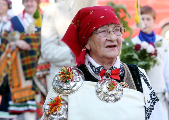 Foto: ar dziesmām aizvadīts folkloras festivāla "Baltica" gājiens