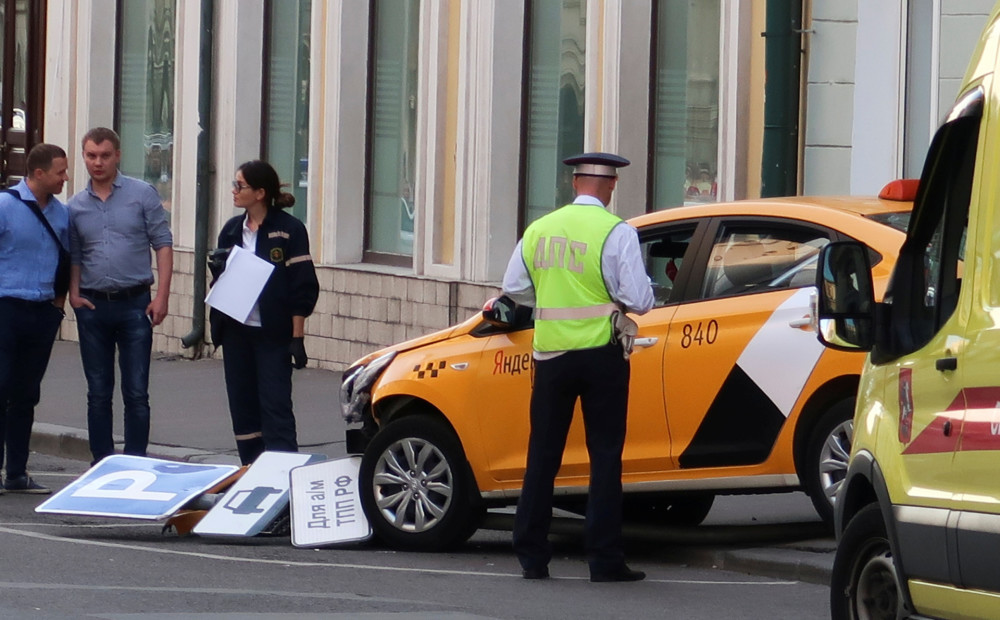 Taksists skaidro, kāpēc viņš vakar Maskavā iebrauca cilvēkos, savainojot vairākus Meksikas futbola fanus