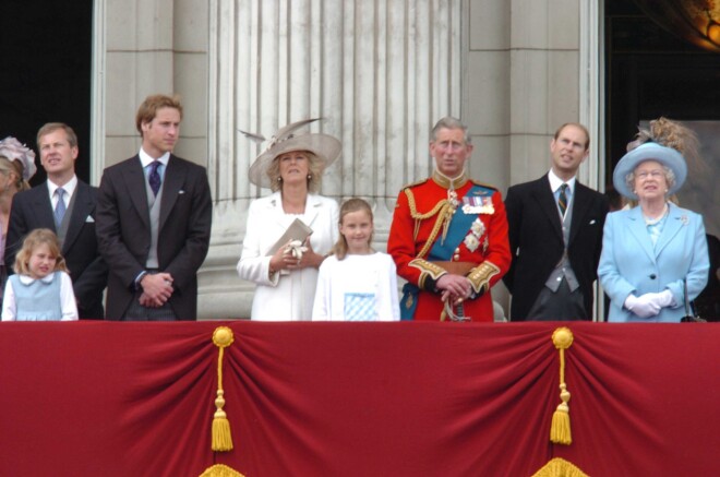 Vērojot karalienes Elizabetes II dzimšanas dienai veltīto parādi "Trooping the Colour" 2005. gadā. Pirmais no kreisās - lords Ivars Mauntbatens, viņam blakus princis Viljams.