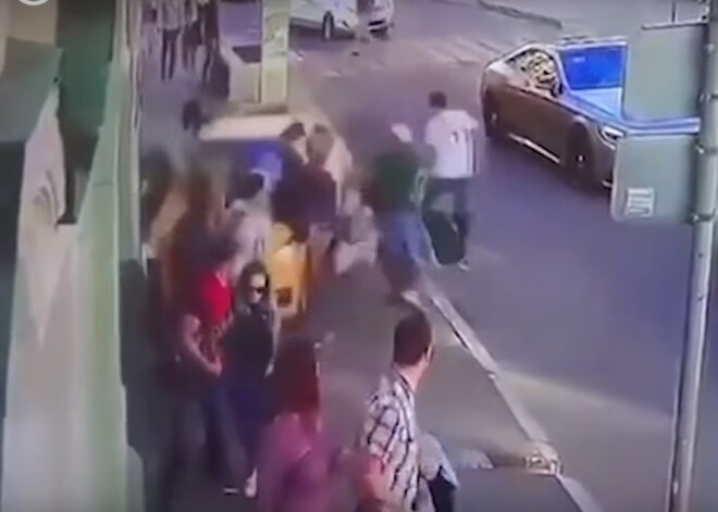 Опубликовано ужасающее видео наезда автомобиля на пешеходов в центре Москвы