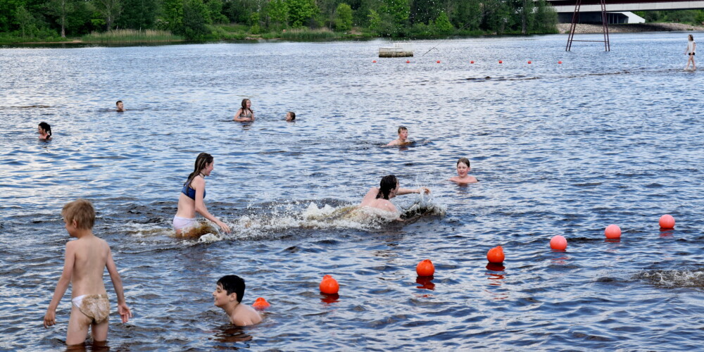 Rīgas peldvietās aizvadītas mierīgas brīvdienas