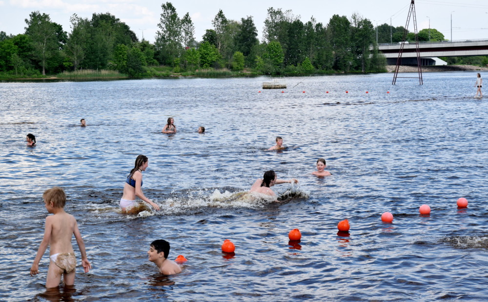 Rīgas peldvietās aizvadītas mierīgas brīvdienas