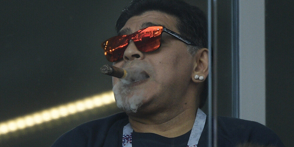Maradona atvainojas par cigāra kupināšanu tribīnēs un asi kritizē Argentīnas izlases treneri