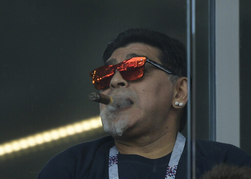 Djego Maradona kūpina cigāru Pasaules kausa mača laikā "Spartak" stadionā Maskavā.