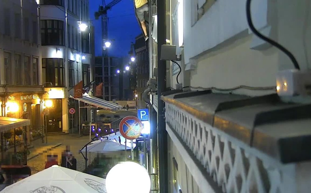 Vācu tūrists Vecrīgā rāpjas pa ēkas sienu Vācu tūrists Vecrīgā rāpjas pa ēkas sienu