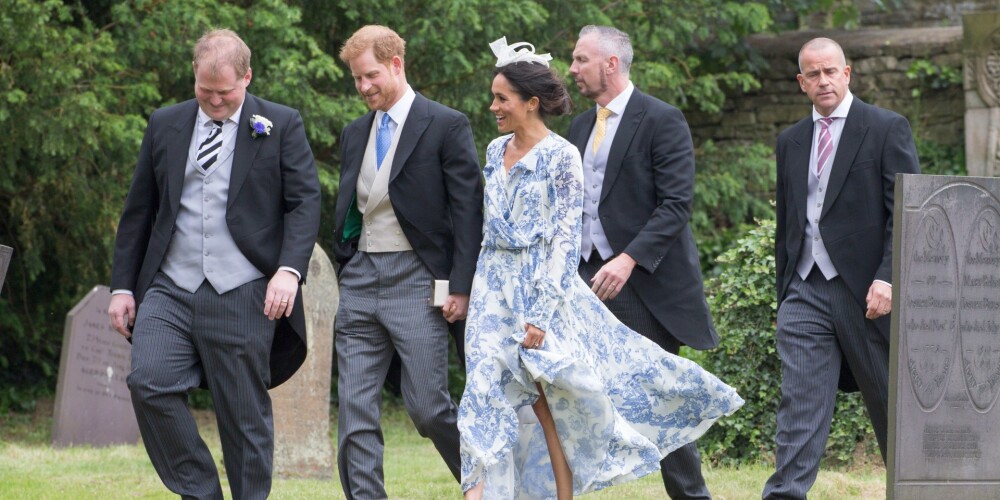 Ejot uz radinieces kāzām, Megana Mārkla dārgai dizaineru kleitai pieskaņo lētu cepurīti