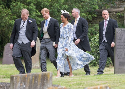 Ejot uz radinieces kāzām, Megana Mārkla dārgai dizaineru kleitai pieskaņo lētu cepurīti
