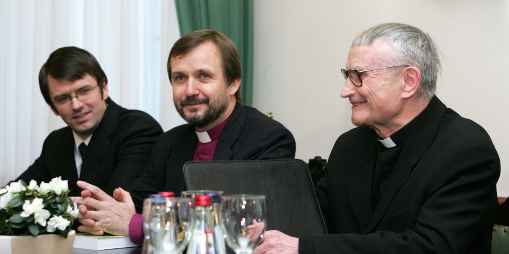 Latvijas kristīgo konfesiju vadītāji - kardināls Jānis Pujats (no labās), arhibīskaps Jānis Vanags un bīskaps Pēteris Sproģis tikšanās laikā ar Valsts prezidentu Rīgas pilī 2009. gadā.