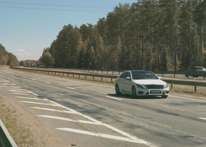 Braukšana ar 174 kilometriem stundā "Mercedes Benz" īpašniekam izmaksās 360 eiro