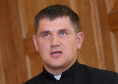 "Nereti slimnieks vēlas arī izsūdzēt grēkus. Piecdesmit gadus nav bijis uz grēksūdzi, bet tagad nolemj to izdarīt," saka katoļu priesteris Ilmārs Tolstovs.