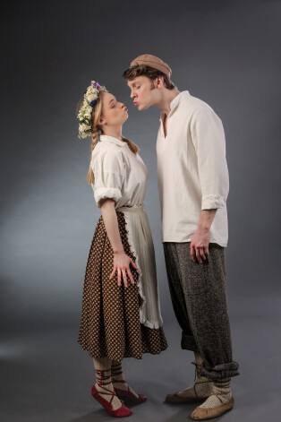 Šovasar viņš iejuties Kārlēna lomā "Skroderdienās Silmačos". Ieviņa - Ieva Florence.