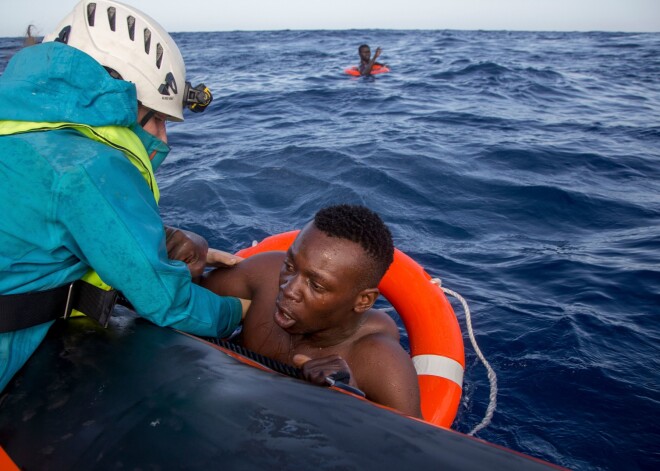 Šogad uz pusi sarukusi imigrantu plūsma pāri Vidusjūrai