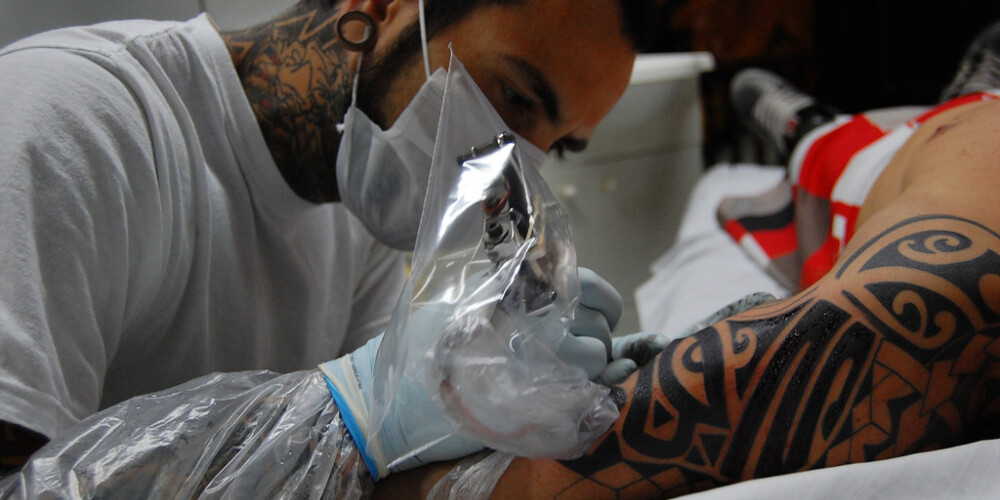 Медики рассказали, кому нельзя делать татуировки