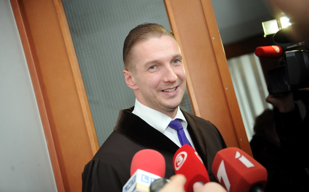 Ata Zakatistova advokāts Kluss klusē, par ko klients aizturēts