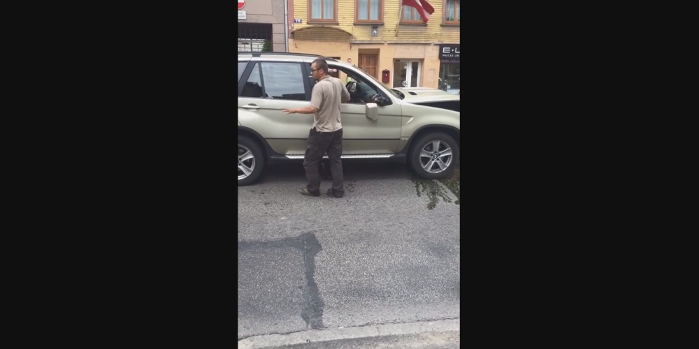 Savāds video: BMW šoferis, kurš dažu minūšu laikā Rīgas centrā izraisīja 2 avārijas, bija pamatīgi dzēris