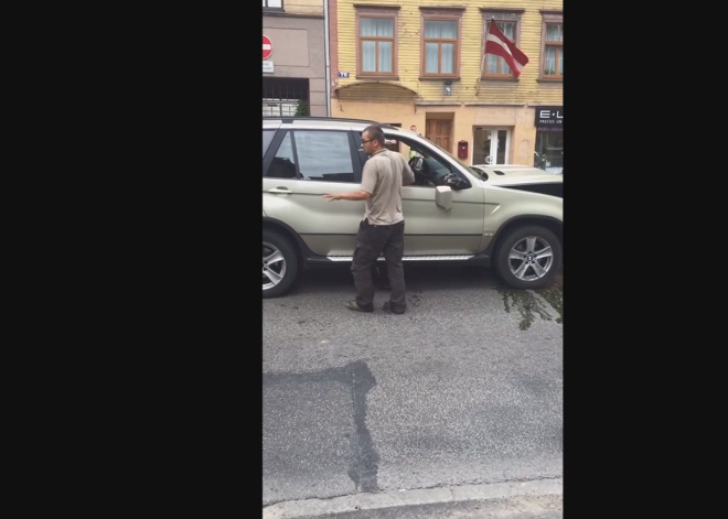 Savāds video: BMW šoferis, kurš dažu minūšu laikā Rīgas centrā izraisīja 2 avārijas, bija pamatīgi dzēris