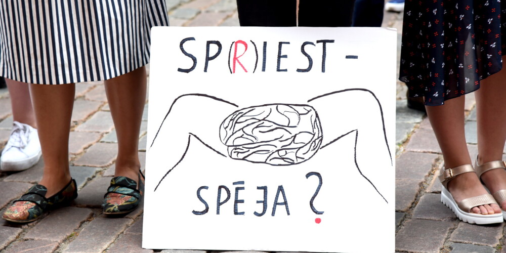 FOTO, VIDEO: pie Saeimas piketē pret aizliegumu nedzemdējušam sievietēm ziedot olšūnas