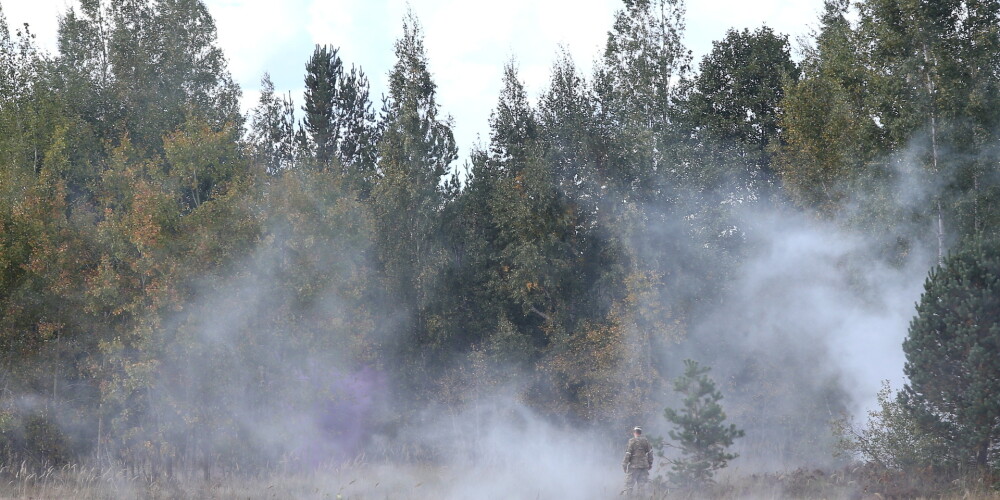 Latvijas armija atzīst: lielais ugunsgrēks Ādažos, visticamāk, izcēlies šaušanas mācību dēļ